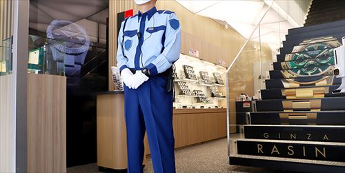 銀座本店と銀座中央通り店にガードマンを常駐しました。